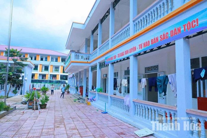 Dự án Trường nội trú liên cấp TH&THCS Sơn Thủy hiện lên khang trang giữa núi rừng biên viễn. Ảnh: Minh Hiếu
