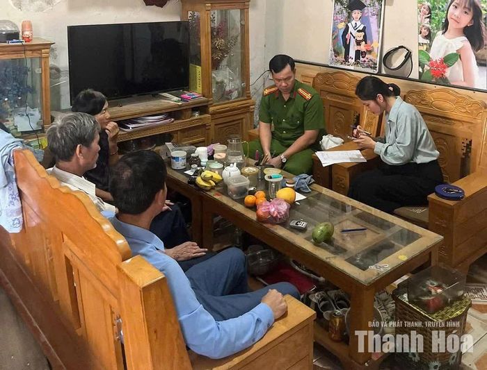 Công an xã Hoằng Sơn trao đổi với người dân, nắm tình hình ngay tại khu dân cư.