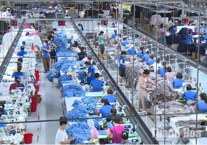 Công nhân làm việc tại Công ty TNHH Giầy Hiệp Thăng 1, xã Biện Thượng. Ảnh: Trần Hà
