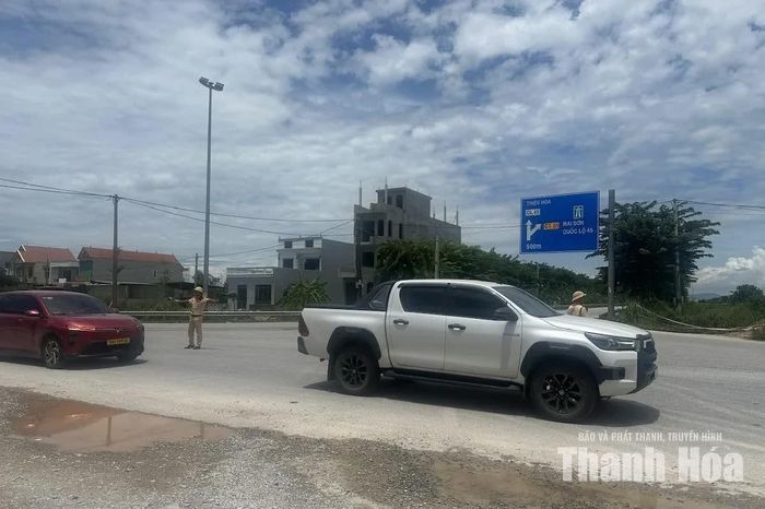 Tổ công tác thực hiện phân luồng phương tiện tại nút giao vào cao tốc Bắc - Nam phía đông.