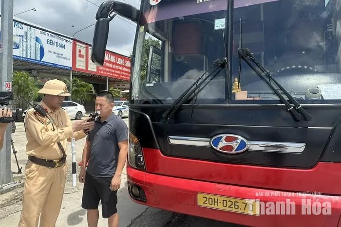 Lực lượng Cảnh sát giao thông đo nồng độ cồn lái xe khách.