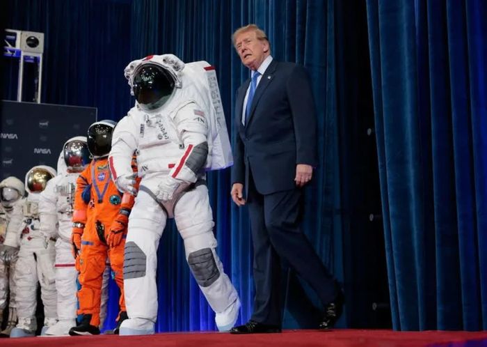 Tổng thống Donal Trump tham dự buổi lễ trao tặng Huân chương danh dự không gian của Quốc hội, tại Trung tâm Vũ trụ Johnson của NASA ở Houston. Ảnh: Yahoo.