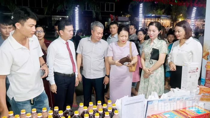 Lãnh đạo Sở Văn hoá, Thể thao và Du lịch và phường Tĩnh Gia tham quan ki-ốt bán sản phẩm OCOP tại phố đi bộ.