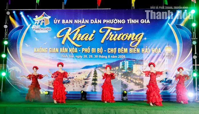 Chương trình nghệ thuật được dàn dựng công phu góp phần làm sôi động không gian biển.