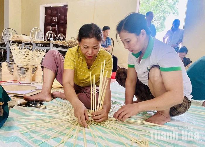 Nghề đan đèn lồng được HTX dịch vụ nông nghiệp Vĩnh Tiến, xã Tây Đô phối hợp triển khai đã tạo việc làm, nâng cao thu nhập cho thành viên, người dân địa phương.