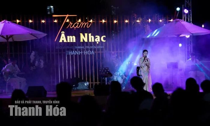 “Hoa cúc vàng” cất lên giữa làn khói mờ ảo, kể lại câu chuyện về tình yêu thủy chung và nỗi nhớ khôn nguôi của người ở lại.
