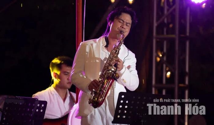 Tiếng saxophone của nghệ sĩ Quang Thắng cất lên da diết trong màn mưa, mở ra không gian sâu lắng cho đêm nhạc bên hồ.
