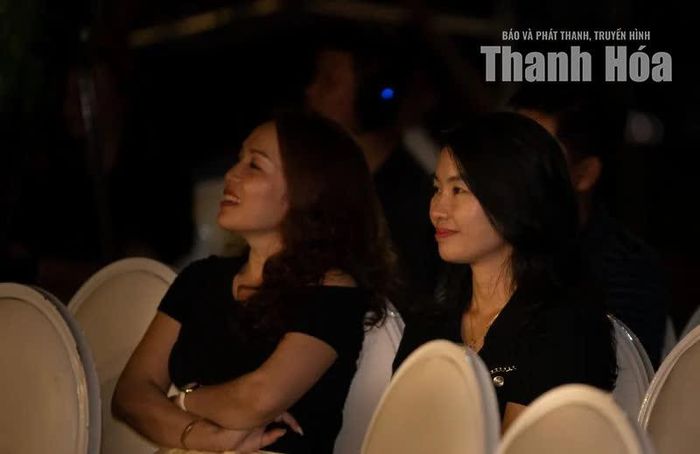 Nụ cười thư thái khi được thả lỏng tâm hồn sau chuỗi ngày bận rộn.