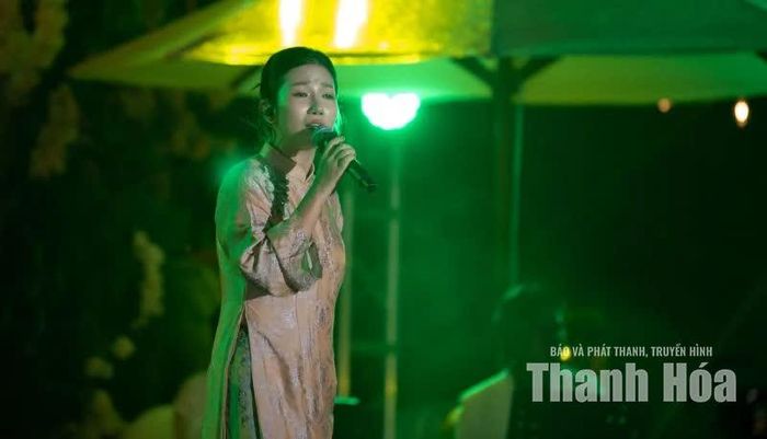 Nữ ca sĩ Hồng Anh cất lên câu hát về mùa thu Hà Nội, đưa người nghe trở về với góc phố quen nơi miền nhớ.