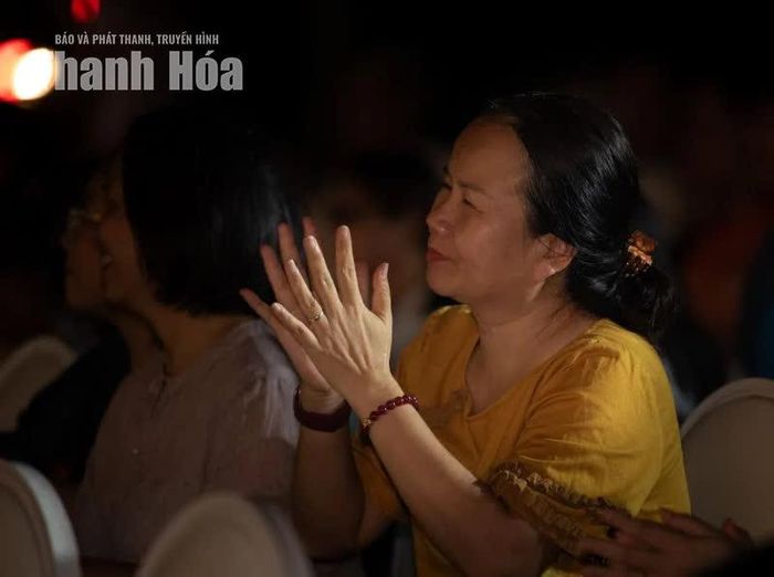 Tràng pháo tay rộn rã khép lại đêm “Nối lời mùa thu”, để lại dư âm bình yên trong lòng người xem khi ra về.