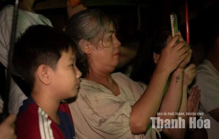 Khoảnh khắc âm nhạc chạm vào cảm xúc của nhiều thế hệ người nghe.