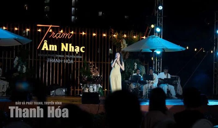 Nét tươi mới, ngọt ngào của “Mùa thu cho em” mang đến bầu không khí nhẹ nhàng, xua tan cái lạnh đêm mưa.
