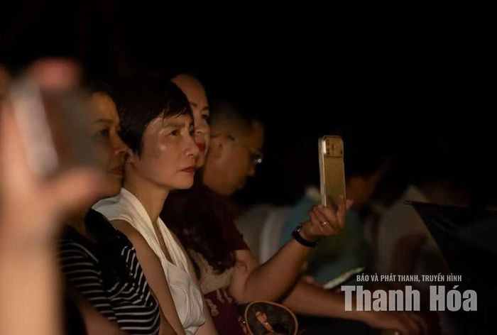 Lặng người cảm nhận một khúc ca cũ, lắng nghe ký ức dường như đang chầm chậm ùa về.