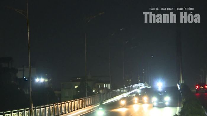 Cầu vượt đường sắt thuộc tuyến Đại lộ Đông - Tây, phường Hạc Thành, lưu lượng phương tiện tham gia giao thông đông, nhưng hệ thống đèn gần như không hoạt động.