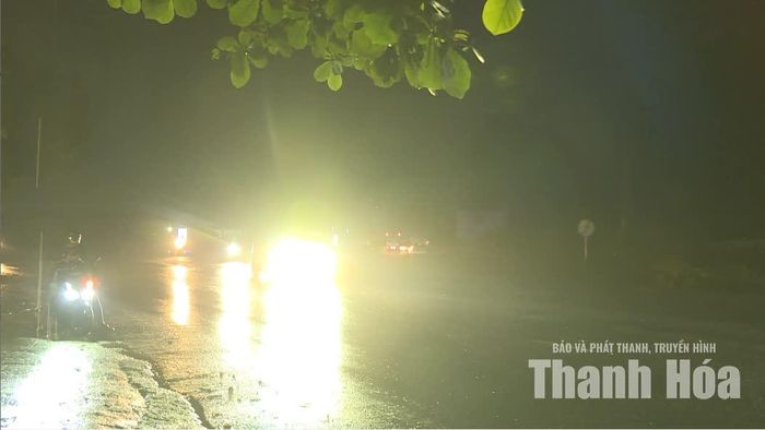 Ngã ba giao cắt Đại lộ Đông - Tây với quốc lộ 45, thuộc thôn Triệu Xá, phường Đông Tiến không có đèn điện.