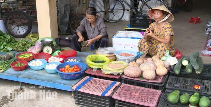 Rau xanh khan hiếm, tiểu thương chợ Hoằng Anh, phường Nguyệt Viên nhập củ, quả để bán.