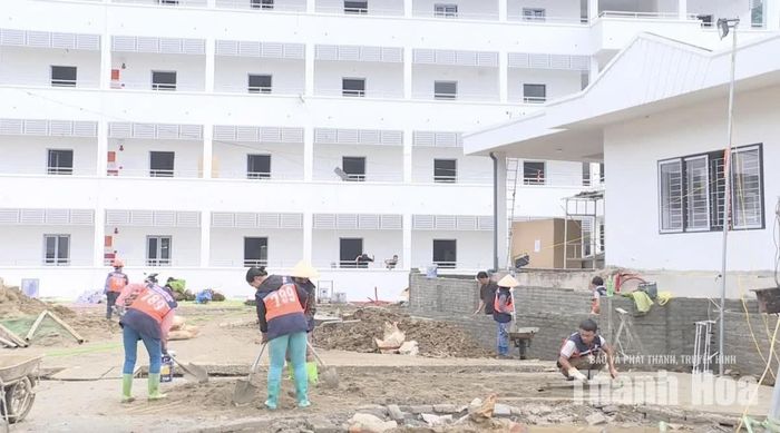 Chỉ trong thời gian ngắn, một khối lượng công việc rất lớn đã được các đơn vị tập trung triển khai, đưa ngôi trường ở xã vùng biên này từ nhóm công trình có tiến độ thấp vươn lên những công trình hoàn thành nhanh nhất trong 6 trường nội trú liên cấp trên địa bàn tỉnh.
