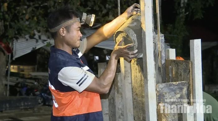 Đeo đèn, trộn bê tông ban đêm là một trong những việc mà các công nhân ở đây phải thường xuyên làm để kịp tiến độ.