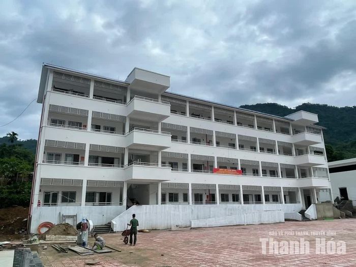 Từ một công trường còn nhiều phần việc dở dang, đến nay diện mạo ngôi trường đã dần hoàn chỉnh. Đơn vị thi công cam kết đến ngày 30/8 công trình sẽ cơ bản hoàn thành đúng kế hoạch đề ra, phục vụ lễ khai giảng năm học mới 2026-2027.