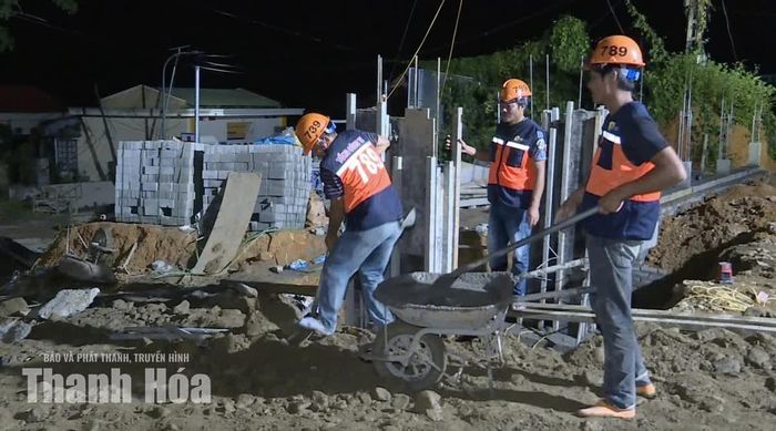 Thời hạn bàn giao ngay trước mắt, các cán bộ, công nhân trên công trình vẫn cố gắng, quyết tâm để hoàn thiện những phần việc còn lại.