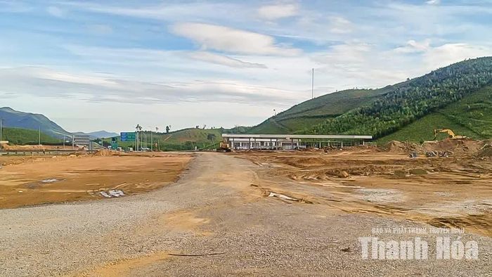 Đến ngày 28/8, phần lớn diện tích dự án hiện vẫn trong giai đoạn san gạt, hoàn thiện mặt bằng trước khi tiến hành xây dựng các hạng mục phục vụ các phương tiện lưu thông trên cao tốc Bắc - Nam qua Thanh Hóa.