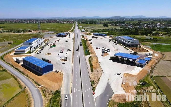 Trước đó vào cuối tháng 6/2026, sau gần 1 năm khởi công, trạm dừng nghỉ đầu tiên trên tuyến cao tốc Bắc - Nam qua Thanh Hóa đặt tại km329+700 thuộc cao tốc Mai Sơn - Quốc lộ 45 (phường Đông Sơn, tỉnh Thanh Hóa) đã khánh thành.