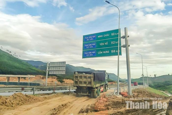 Một số hạng mục phục vụ nhu cầu trước mắt của người tham gia giao thông như bãi đỗ xe, nhà vệ sinh cũng đã được bố trí. Trạm dừng nghỉ cao tốc Bắc - Nam dự kiến hoàn thành vào cuối năm 2026 theo tiến độ hợp đồng.