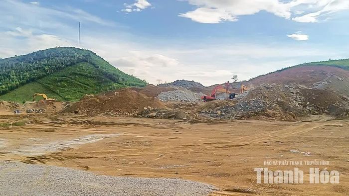 Cả hai khu vực bên phải và bên trái tuyến cao tốc đang được các đơn vị thi công san gạt, làm mặt bằng.