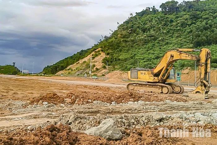Nhiều máy xúc, phương tiện và thiết bị thi công được huy động để đào, vận chuyển đất, từng bước tạo mặt bằng phục vụ triển khai các hạng mục của trạm dừng nghỉ.