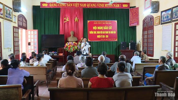 Một cuộc họp của thôn Thiệu Minh diễn ra tại Nhà văn hóa.
