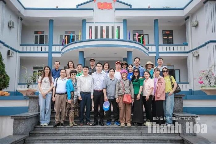Các chuyến điền dã là hành trình thực tế giúp văn nghệ sĩ thâm nhập sâu vào đời sống, tích lũy tư liệu quý báu từ công cuộc đổi mới của quê hương. Ảnh: Nguyễn Hồng Thủy
