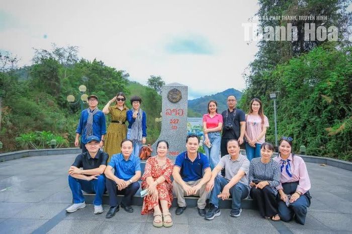 Đoàn văn nghệ sĩ lưu lại khoảnh khắc ý nghĩa bên cột mốc biên giới Việt - Lào trong chuyến điền dã nơi biên viễn. Ảnh: Nguyễn Hồng Thủy