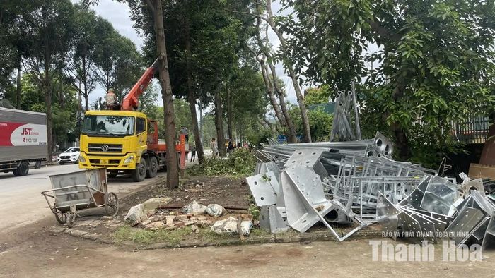 Doanh nghiệp trong KCN Đình Hương - Tây Bắc Ga tự giác di dời hàng hóa, vật tư xếp trên vỉa hè vào kho, bãi.