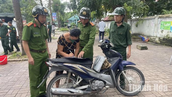 Công an phường Hàm Rồng tuyên truyền, vận động người dân trong KCN Đình Hương - Tây Bắc Ga ký cam kết không vi phạm lấn chiếm vỉa hè.