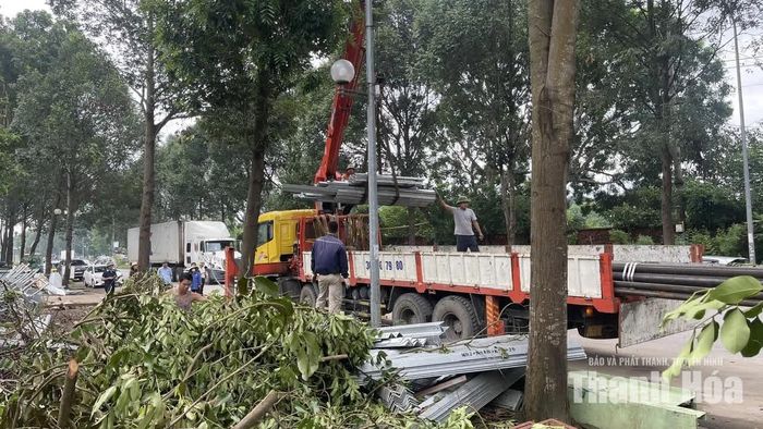 UBND phường Hàm Rồng cùng các lực lượng chức năng ra quân giải toả các điểm lấn chiếm vỉa hè dựng lều bạt, hàng quán trong KCN Đình Hương - Tây Bắc Ga.