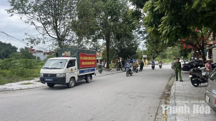 Lực lượng chức năng phường Hàm Rồng tuyên truyền lưu động, nhắc nhở các hộ kinh doanh chấp hành nghiêm quy định không chiếm dụng vỉa hè, lề đường làm nơi kinh doanh.
