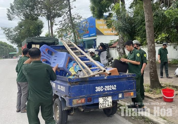 Lực lượng chức năng tháo dỡ hàng quán chiếm dụng vỉa hè.