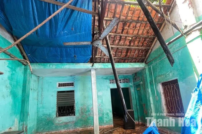 Gần 90 hộ dân còn sinh sống tại đây không thể xây nhà mới, cũng không thể bán lại. Họ chỉ còn cách chấp nhận sống tạm bợ, hoặc là bỏ nhà đi nơi khác.