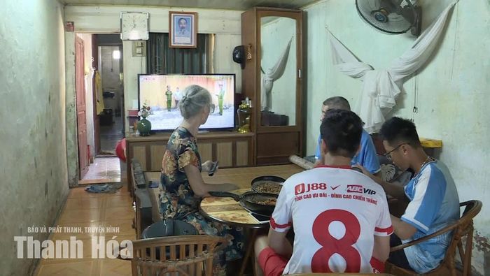 Gia đình bà phải mượn tạm một căn nhà trống của hàng xóm để dọn về ở tạm.