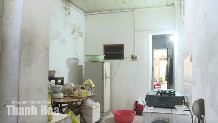 Một ngày sau cơn mưa, nhưng xô chậu vẫn được bày khắp nơi trong nhà bà Nhị, để hứng nước dột còn đọng lại trên mái.