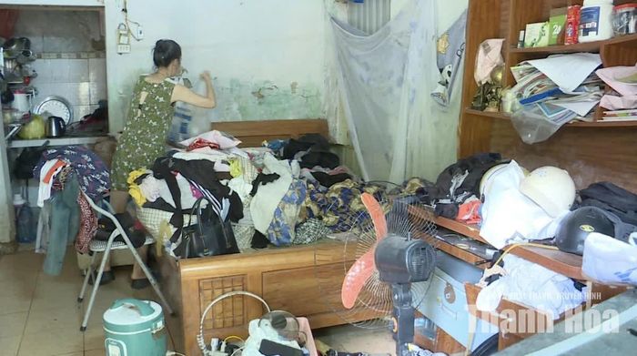 Người dân sống “tạm” trong chính những căn nhà của họ.