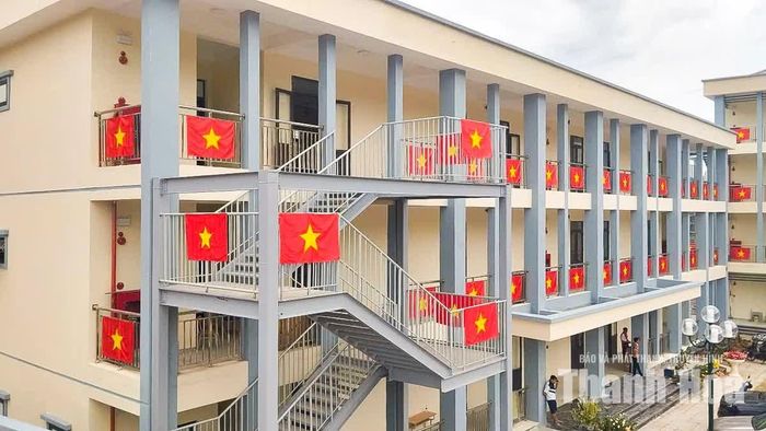 Đối với các khu nhà ăn cho học sinh tiến độ thi công đã đạt 95%, khu nhà nội trú 90%. Các hạng mục còn lại đang được đơn vị thi công gấp rút hoàn tất, dự kiến sẽ bàn giao khu nhà nội trú cho học sinh trong khoảng thời gian từ ngày 15 đến 20/9.