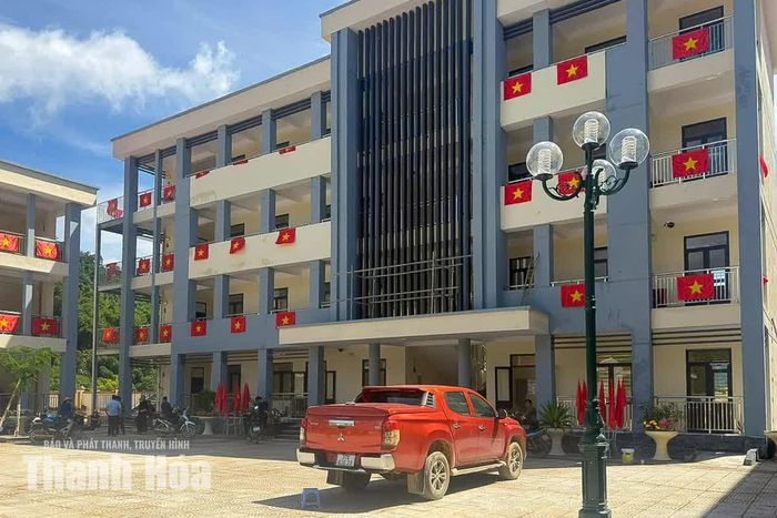 Bên trong sân trường, đơn vị thi công đã lắp đặt hệ thống đèn chiếu sáng, trồng hoa quanh khu vực các lớp học, góp phần tạo cảnh quan xanh, sạch, khang trang cho ngôi trường.