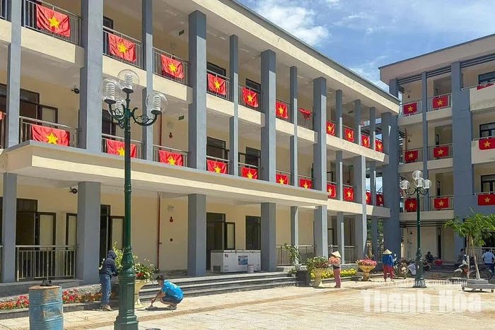 Hình ảnh những lá cờ Tổ quốc được treo trang trọng bên ngoài các phòng học.