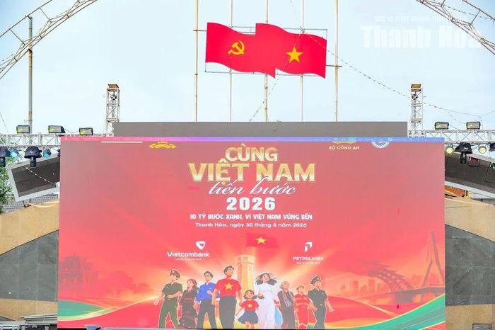 “Cùng Việt Nam tiến bước” năm 2026 không chỉ là hoạt động thể thao cộng đồng, mà còn là sự kiện thiết thực chào mừng kỷ niệm 81 năm Cách mạng Tháng Tám thành công, Quốc khánh 2/9; 81 năm Ngày truyền thống Công an Nhân dân và 21 năm Ngày hội toàn dân bảo vệ an ninh Tổ quốc. Tại Thanh Hóa, chương trình được tổ chức tại Quảng trường Lam Sơn, phường Hạc Thành, từ 6 giờ đến 8 giờ 30 phút ngày 30/8/2026, đồng thời với các địa phương trên cả nước.