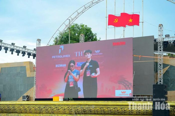Màn hình LED tại Quảng trường Lam Sơn được hoàn thiện, sẵn sàng tiếp nhận và truyền tải tín hiệu trực tiếp từ điểm cầu Trung ương.
