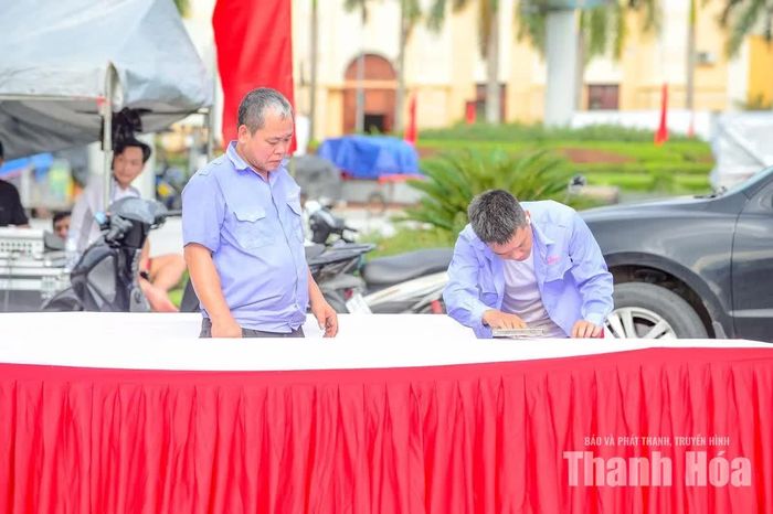 Tại khu vực tổ chức lễ khai mạc, bàn ghế phục vụ đại biểu được gấp rút bố trí.