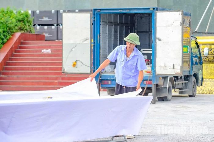 Không gian Quảng trường Lam Sơn được chỉnh trang, vệ sinh sạch sẽ, tạo diện mạo khang trang, sẵn sàng đón từ 3.000 đến 6.000 người tham gia chương trình.