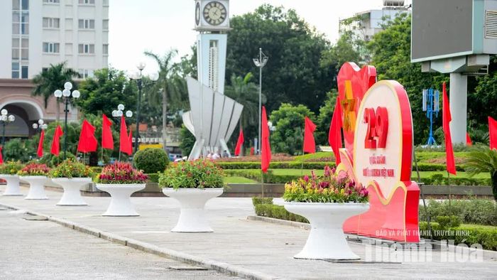 Từ những tuyến phố trung tâm đến các khu dân cư, sắc cờ nối tiếp nhau tạo điểm nhấn trên các tuyến đường.