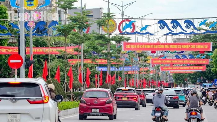 Tại các tuyến đường Trần Phú, Nguyễn Trãi, Quang Trung..., hệ thống băng rôn, khẩu hiệu, pano tuyên truyền được trang trí đồng bộ.